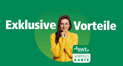 Eine junge Frau mit langen, dunklen Haaren trägt einen gelben Strickpulli und eine Brille. Sie lächelt und hat die Hände unter dem Kinn verschränkt. Im Hintergrund befindet sich ein Kreis mit hellgrünem Farbverlauf und der Text "Exklusive Vorteile" ist in großen weißen Buchstaben dargestellt. Unten rechts ist ein Logo mit der Aufschrift "swt. Stadtwerke Tübingen" und der Text "VORTEILSKARTE".