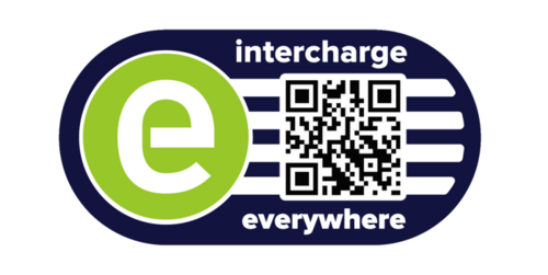 Ein ovales Logo mit einem grünen "e" in der Mitte, umgeben von einem weißen Kreis. Darunter steht der Text "intercharge" in Weiß und "everywhere" in Weiß, in einer modernen Schriftart. Auf der linken Seite des Logos befindet sich ein QR-Code, der einfach strukturiert ist. Der Hintergrund ist dunkelblau mit horizontalen Streifen und einem klaren, professionellen Design.