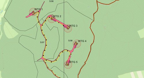 Kartenausschnitt des Windparks Hohfleck im Waldgebiet mit fünf eingezeichneten Windenergieanlagen (WTG 1 bis WTG 5), verbunden durch farblich markierte Wege; Höhenlinien, Parzellengrenzen und Vegetation sind dargestellt.