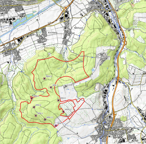 Eine topografische Karte zeigt hügeliges Gelände mit redner Linien, Markierungen und Windkraftanlagen in der Umgebung.