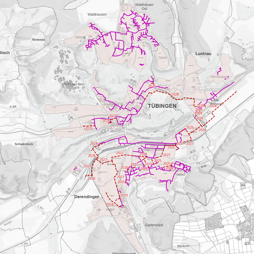 Eine städtische Karte von Tübingen, die mit einem wärmeplanerischen Fokus erstellt wurde. Die Karte zeigt verschiedene Bereiche der Stadt, die durch farbige Linien markiert sind, wobei vor allem rosa und rot hervorgehoben sind. Diese Farben kennzeichnen geplante Wärmeversorgungsgebiete und deren Ausbau. Auf der linken Seite befinden sich verschiedene Menüpunkte zur Navigation, wie Wärmedichten, Energieverteilung und Themen zur Stadtplanung. Die Karte ist in grauen Tönen gehalten, mit detaillierten Umrissen der Umgebung und Straßennamen.