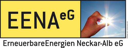 ErneuerbareEnergien Neckar-Alb eG Ein gelbes Logo mit der Aufschrift "EENA eG" in schwarzer Schrift. Rechts daneben ist ein Bild einer Hand zu sehen, die mit den Fingerspitzen ein Sonnenlicht hält. Unter dem Logo steht der Schriftzug "Erneuerbare Energien Neckar-Alb eG" in schwarzer Schrift auf einem weißen Hintergrund. Der Himmel im Hintergrund ist blau mit einigen Wolken.