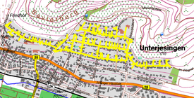 Eine farbige Karte zeigt eine Umgebung mit Straßen und Wegen in der Stadt Unterjesingen. Die Straßen sind in Gelb hervorgehoben, während die restliche Stadtstruktur in Grau dargestellt ist. Zusätzlich sind topografische Informationen wie Höhenlinien und Vegetationsdarstellung sichtbar, sowie einige markierte Punkte wie „Friedhof“ und „Museum“. Im unteren Teil der Karte verläuft die Straße Nummer 28.