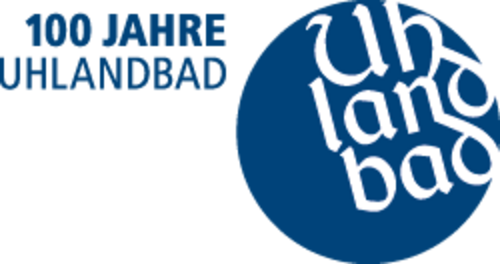 Ein Logo, das „100 Jahre Uhlandbad“ in blauen Buchstaben zeigt, wobei „Uhlandbad“ innerhalb eines blauen Kreises stilisiert ist.