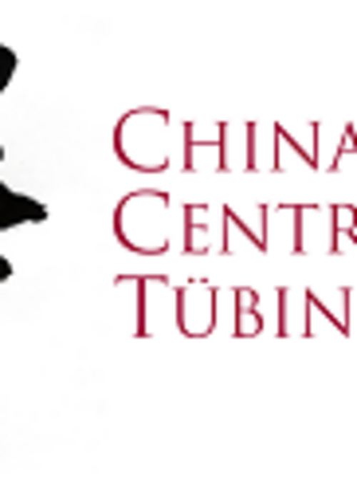 Ein Logo mit einem chinesischen Schriftzeichen und dem Text "China Centrum Tübingen" in roter Schrift auf einem weißen Hintergrund.