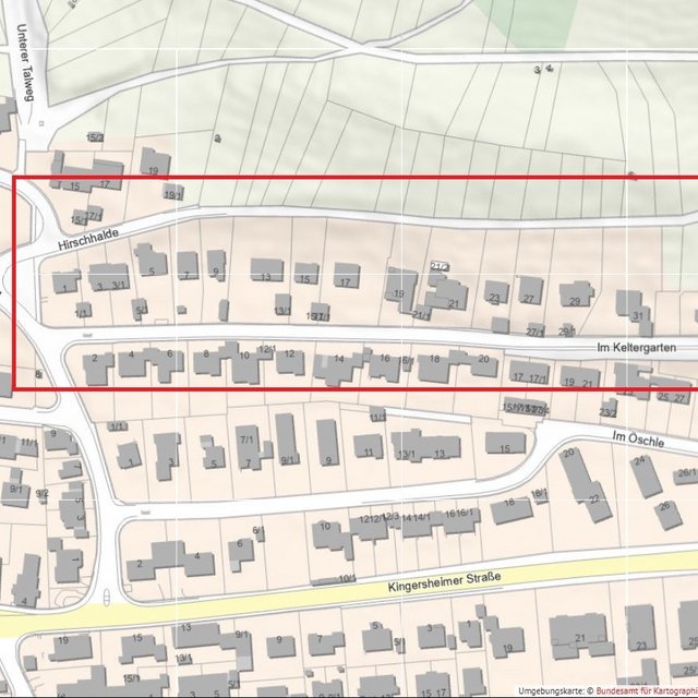Ein Kartenausschnitt zeigt ein Wohngebiet mit mehreren Straßen und Wohngebäuden. Die Bereiche sind in verschiedenen Grautönen dargestellt, während die Straße und einige andere Details in helleren Farben hervorgehoben sind. Es gibt spezifische Nummern an den Gebäuden und eine markierte Umrandung, die ein bestimmtes Gebiet in der Mitte des Ausschnitts einrahmt. In der Nähe verläuft eine Hauptstraße, die in gelb dargestellt ist.