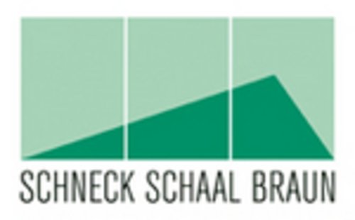 www.schneck-schaal-braun.de Ein minimalistisches Logo, das aus drei vertikalen Rechtecken besteht. Die rechteckigen Abschnitte sind in sanften Grüntönen gehalten, wobei das rechte Feld eine aufsteigende, dreieckige Form zeigt, die an einen Berg erinnert. Unter den Rechtecken steht der Schriftzug „SCHNECK SCHAAL BRAUN“ in einer modernen, serifenlosen Schrift.