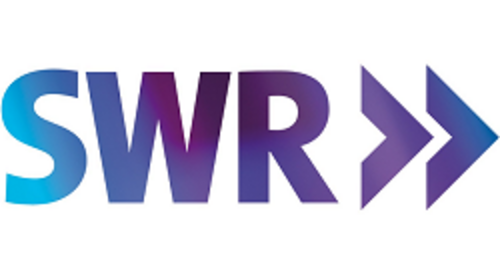 www.swr.de Ein Logo mit den Buchstaben "SWR" in einem Farbverlauf von Blau zu Lila. Rechts neben den Buchstaben befinden sich zwei Pfeile, die nach rechts zeigen.