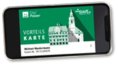 Ein Smartphone zeigt eine digitale Karte mit dem Text "VORTEILS KARTE". Im Hintergrund ist eine Abbildung eines Gebäudes und das Logo von "City Power" sowie "swt" sichtbar. Unter dem Text steht der Name "Michael Mauderer" und eine Kartennummer. Die Karte hat eine grüne Farbgestaltung.