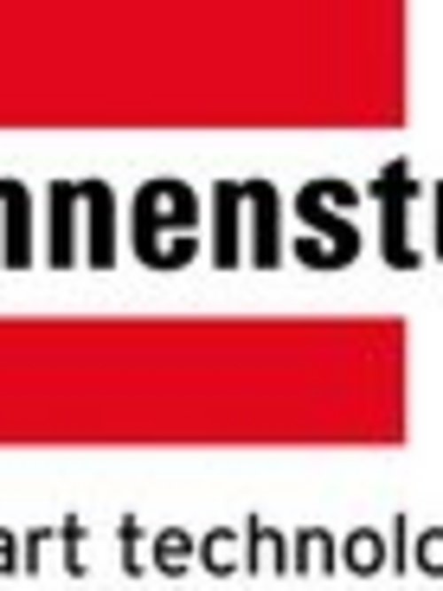 www.brennenstuhl.de Ein Logo mit dem Schriftzug "brennenstuhl" in Schwarz, darunter der Slogan "_ smart technology." in Schwarz. Im Hintergrund sind zwei rote Rechtecke angeordnet, die das gesamte Logo umrahmen.