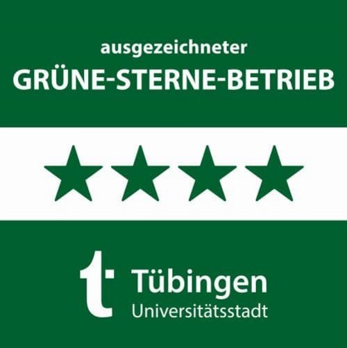 Ein grünes Schild mit weißem Streifen, auf dem vier grüne Sterne abgebildet sind. Darunter steht "ausgezeichneter GRÜNE-STERN-BETRIEB". Am unteren Rand ist das Logo von Tübingen sowie der Schriftzug "Universitätsstadt" zu sehen. Der Hintergrund ist in einem satten Grünton gehalten.